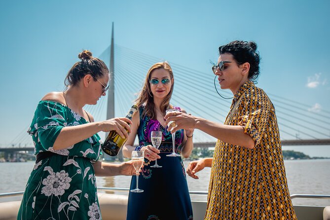2 hours / Sightseeing Boat cruise Drinks Included - Price and value: what $106.92 gets you for 2 hours