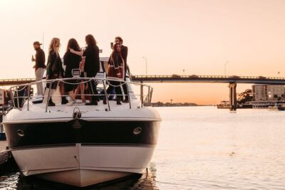 4 Hours Happy Hour Cruise - Onboard Comfort: Climate Control and Eisen Glass for Real Relaxing