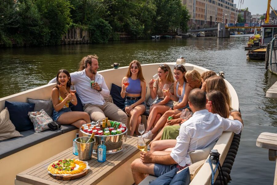 Amsterdam: Private Canal Booze Cruise with Unlimited Drinks - Hosts and Guide Style: Why the Experience Feels Tailored