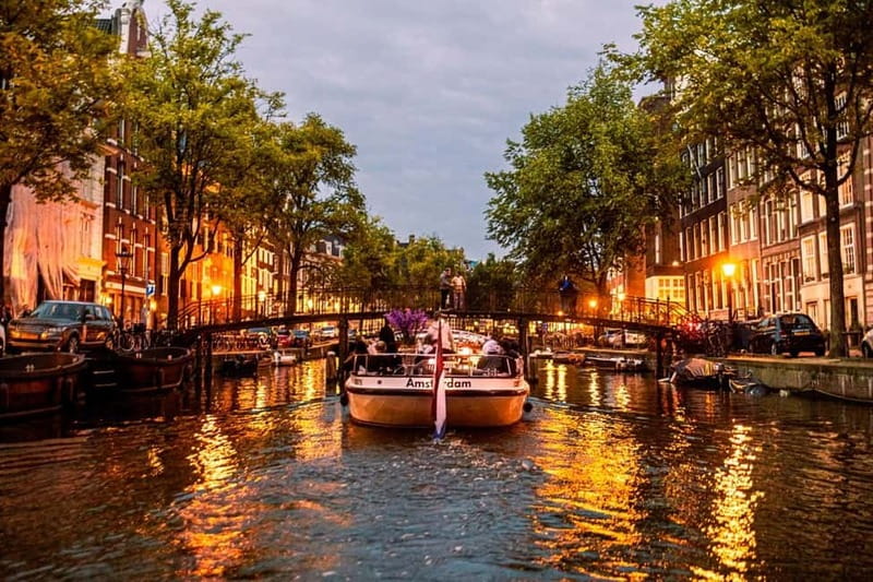 Amsterdam: The Bulldog Boat Smoke and Booze Cruise - Best timing: day vs night is really about comfort