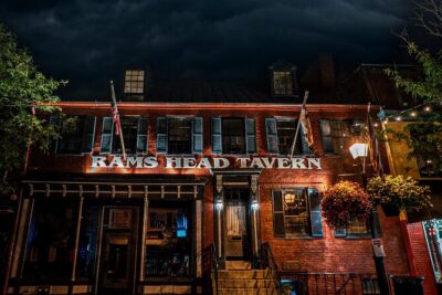 Annapolis Ghost Tours Boos & Booze Haunted Pub Crawl - Meeting at 22 Market Space: how the route feels in real time