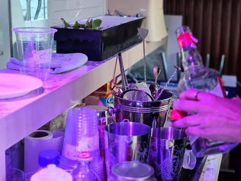 Bangkok : Chaophraya Booze Cruise – Drinks Onboard - Snacks, Seating, and Comfort: Upper Deck Views Pay Off