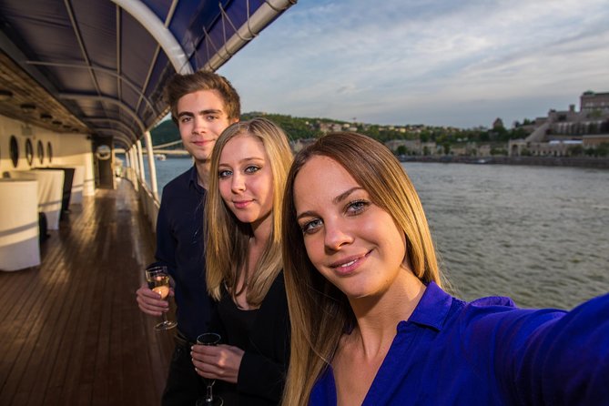 Booze Cruise Budapest Sightseeing Danube Cruise - Group size and how the staff keep it moving