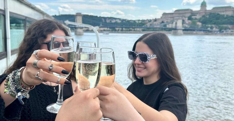 Budapest: 1 hr Sunshine Booze Cruise with Prosecco - Key things to know before you board