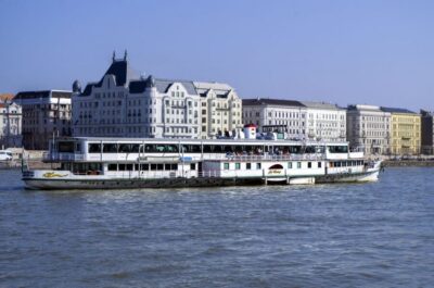 Budapest: 1 hr Sunshine Booze Cruise with Prosecco - The Danube route in 60 minutes: Parliament to the Buda heights