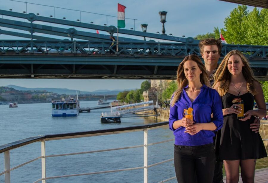 Budapest: 1 hr Sunshine Booze Cruise with Prosecco - Is it guided? What you should expect when there’s no dedicated guide