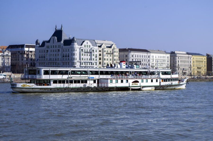 Budapest: 1 hr Sunshine Booze Cruise with Prosecco - The Danube route in 60 minutes: Parliament to the Buda heights