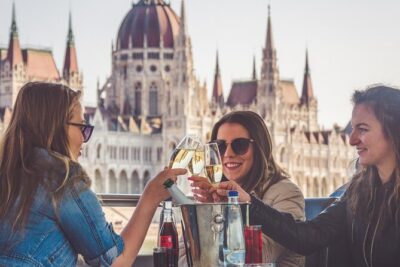 Budapest Danube Sightseeing Cruise with Unlimited Drinks - A quick cruise strategy: where to stand for better photos
