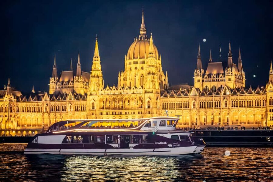 Budapest: Downtown Budapest Unlimited Booze Cruise - Boarding at Silverline, right by Elizabeth Bridge