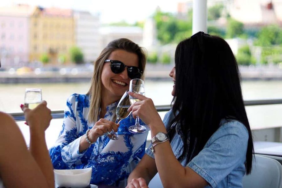 Budapest: Downtown Budapest Unlimited Booze Cruise - The 60-minute route: Gellért Hill to Parliament and back