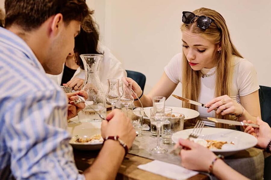 Budapest Guided Food Tour with Drinks Included - Stop 2: District 7 Jewish Quarter Walk (30 Minutes of Context)