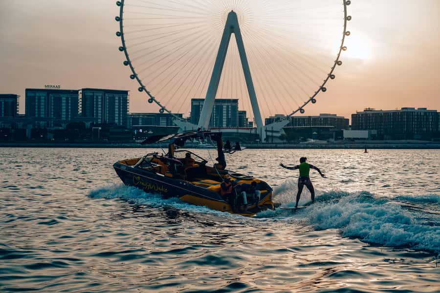 Dubai wakesurfing & wakeboarding: Snacks & drinks included! - Sunrise, sunset, or night: how the vibe shifts