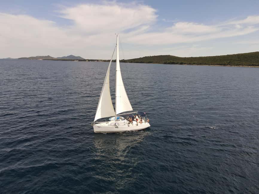 Elegant Day-Sailing Tour-Lunch&Drinks included - Onboard Setup: Cabins, Toilets, and the Kitchen Advantage