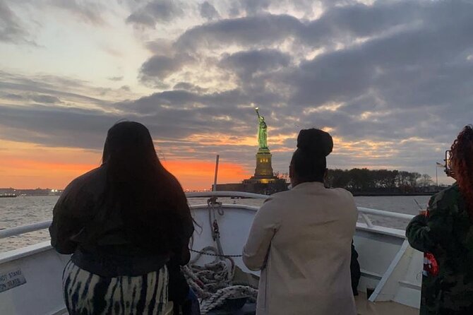 NYC Skyline lights Happy Hour and Cash Bar - Happy hour on board: what the cash bar and snacks really mean