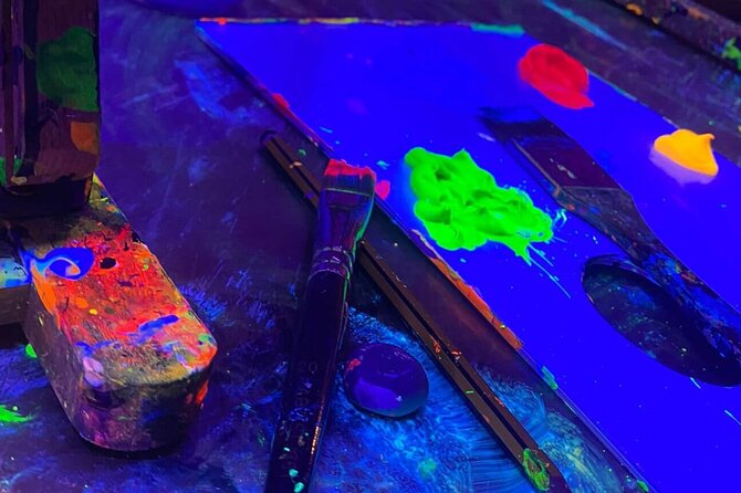 Paint a neon fluorescent picture while drinking unlimited wine - Instruction Style: How the Class Keeps You Moving