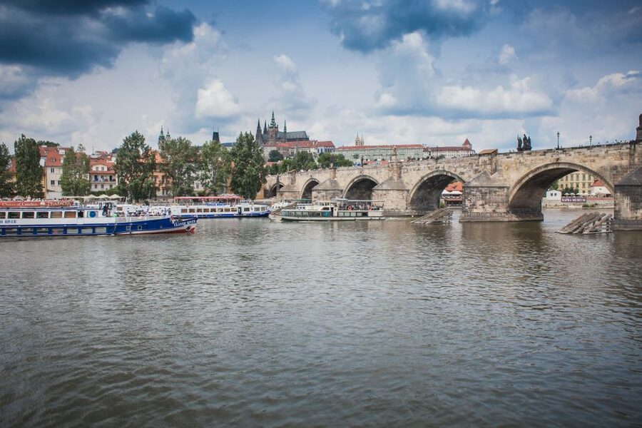 Prague: Afternoon Beer Cruise with Drinks Included - Onboard messaging and how much “guiding” you should expect