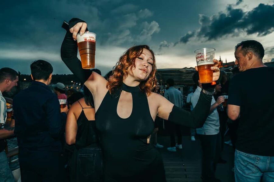 Prague: Booze Cruise with Open Bar and Duplex Entry - Dress code, ID, and shoes: the details that can ruin the night