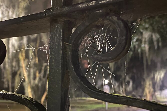 Savannah Ghost Tour for Adults ALL Alcoholic Drinks Included - The haunted pub crawl piece: what “unlimited” feels like