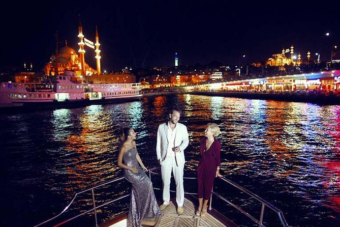 Stage Front Bosphorus Dinner Cruise with Pickup & Drinks included - Pickup and meeting at İdo Kabataş: the smooth start