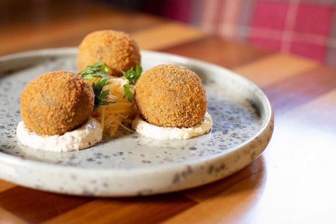 Taste Of Edinburgh Food Tour With All Food & Drinks Included - Victoria Street and the Royal Mile: walking the right streets, not just the quickest ones