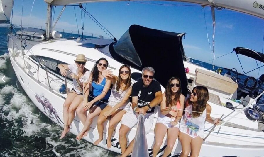 Valencia: Sunset trip in a boat with drinks included - Drinks on board: beer or wine, and why the simplicity helps